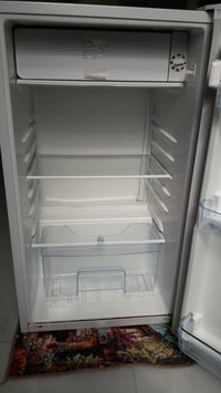 ثلاجة مكتب حجم ٦ قدم / ٠٧٧١٩١٣٠٣٧٩