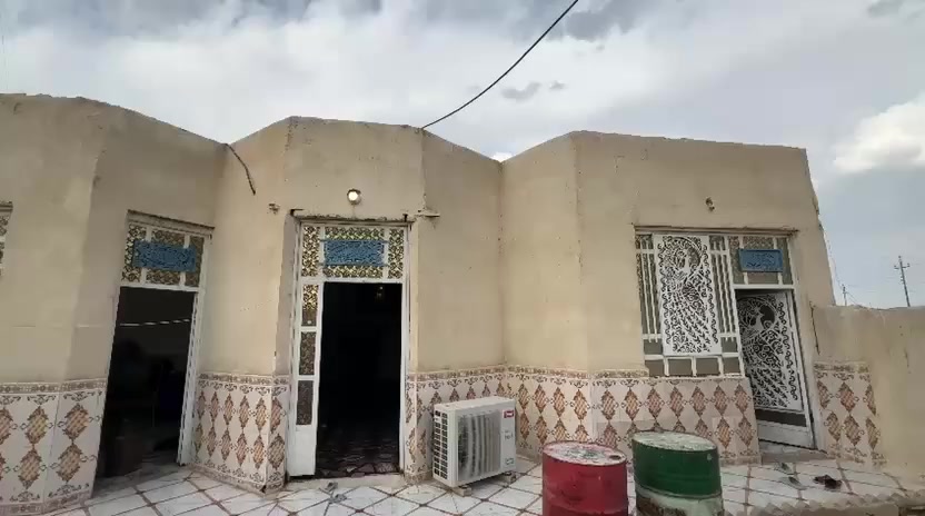 《السلام عليكم 》
يعلن مكتب عقارات الثغر عن توفر بيت  للبيع جاهز من كلشي المكان الثغر المشراكه قرب علوة حميد جلوب قريب على الشارع العام  مع توفر خدمات ماءو كهرباء وشارع  المساحه الكلية القطعه 400 متر  《موصفات البيت يتكون من أصالة واستقبال غرفتين نوم ومطبخ وصحيات خارجيه مع كراج 》مساحة بناء البيت  200مع قطعة ارض بصف البيت 《200》متر سنه البناءالبيت 2020 مع العلم البناء بلوك و عگادة كلش خوش البيت بناء درجه اولى بلوك  والبتلو صب كونكريت وبناء طابوق وجاهز من كلشي بسعر مناسب 《40》 مليون وبيه مجال كما هو موضح في الفديو التواصل مع مكتب عقارات الثغر والاتصال على الرقم التالي 《***********》ملاحظة مستعجل على البيع كلش
