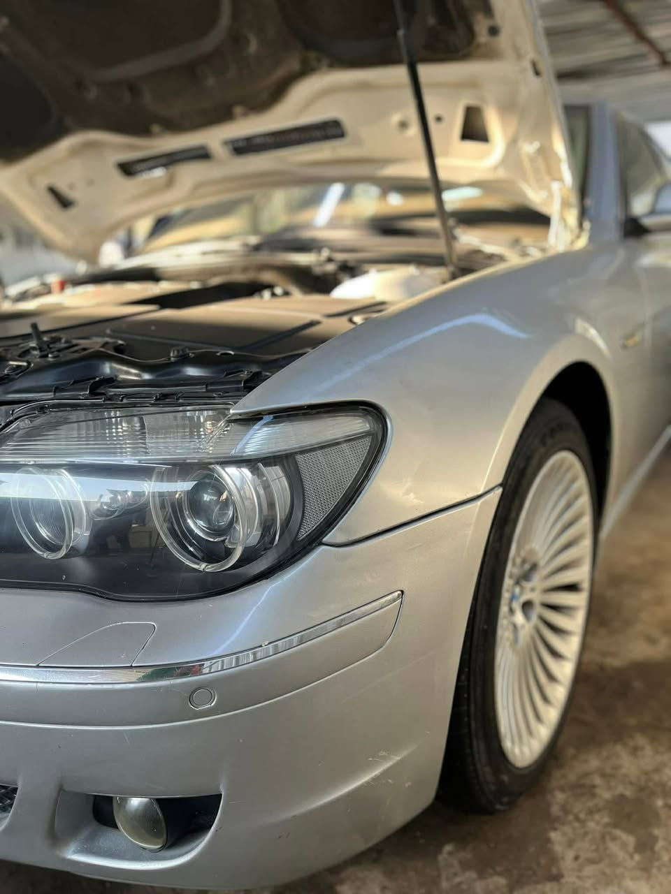 من الجناي للجناية 

سيارة كاملة مكملة كاملة 

مواصفات الكل شغالة 

BMW E65 740i 2006 
محرك 8 سلندر 40
باب قصير المرغوب 
رقم بغداد تحويل ثاني يوم 

وارد ياباني 

ضرر باب خلفي صبغ فقط . 

جاملغ امامي ايمن مبدل للجمالية مابي ضربة 

بقية السيارة مكفولة كفالة عامة من الصبغ والعيب الشرعي 

جراد بنيد وقمارة وصندوق لان سيارة بلادية 

منظومة زنون كاملة

تحكمات كلها شغالة

كشنات تدفئة وتبريد 

باب شفط بلادي

صندوق كهرباء بلادي 

مراية جانبية قلابي بلادي 

تخم تاير نوع ZR جديد 

ويل تخم جديد 

ادامة منظومة بانزين كاملة من الفيت بم للنوزل كلة اصلي 

نقص فقط 

نضوح مشط 

الغاز طاير بلشتاء لان بدلت ردايتر التبريد لان المنظومة كاملة وجديدة لوك 

بوش مال اكسل 

السعر 150$ 
وبيها مجال قليل جدا لان سيارة بلادية وجديدة 

بغداد الغزالية

‭***********‬
