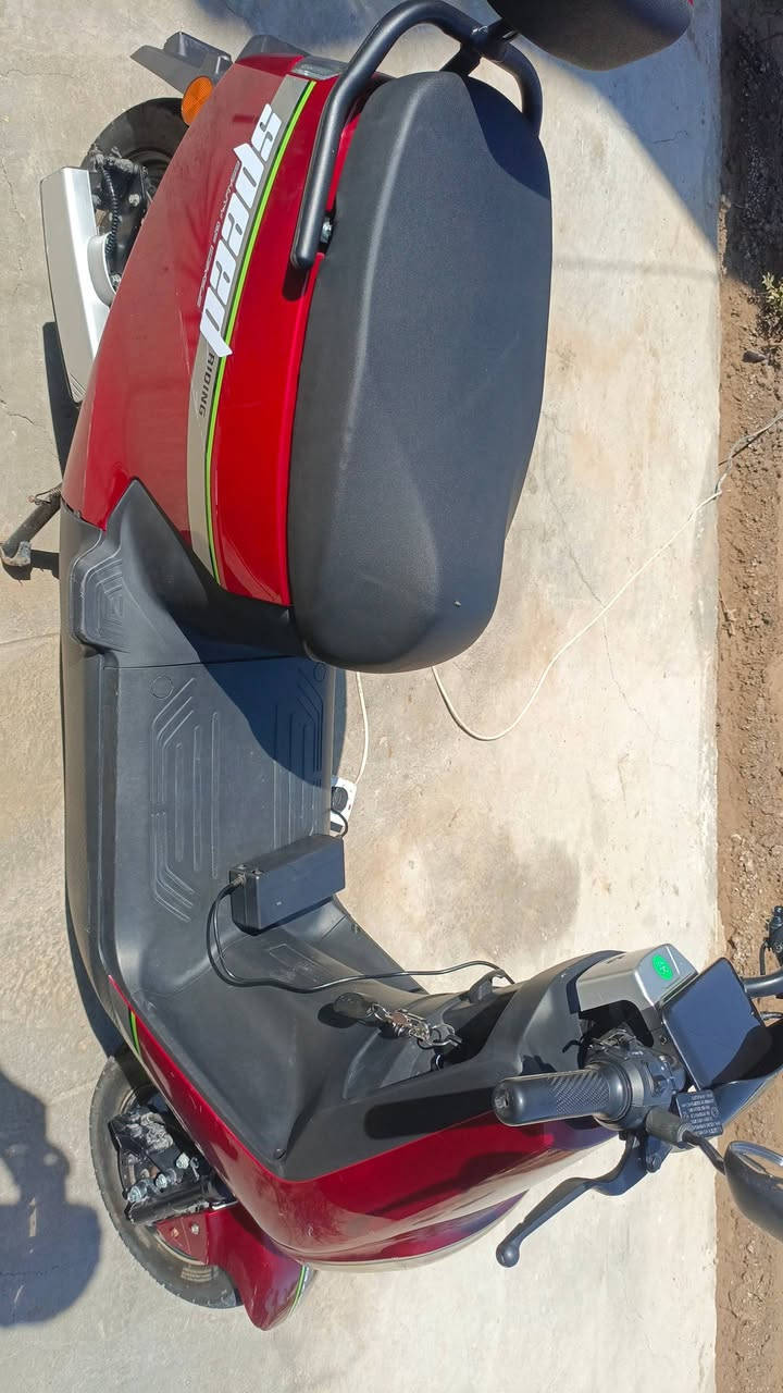 سلام عليكم دراجه شحن للبيع 
حجم 150
لون احمر كهربائيات كلها شغاله لايت عالي وناصي اشاره دبل اشاره هورن لايت نهاري وليلي وجنطه جبيره تكفي غراضك 
شاحنه والجامات الجانبيه كلها موجوده 
3 نمرات الاوله 65 والثانيه 75 والثالثه 85 سرعتها تطول شحن من 4-5 ساعات وتمشيك هواي خير من الله مستعمله شهرين الدراجه باسمي وكل الاوراق موجوده مكاني طويريج شارع العام وحدي لحد دور الحجر اجيك لو لشارع 40
بيها رجوع للخلف تتحمل وزن من 120-150 الدراجه حلوه وناعمه
سعرها ب545 وبيها مجال للطيبين كلش هواي
للاستفسار علا مراسله ماسنجر لو واتساب علا هذا الرقم  ***********
