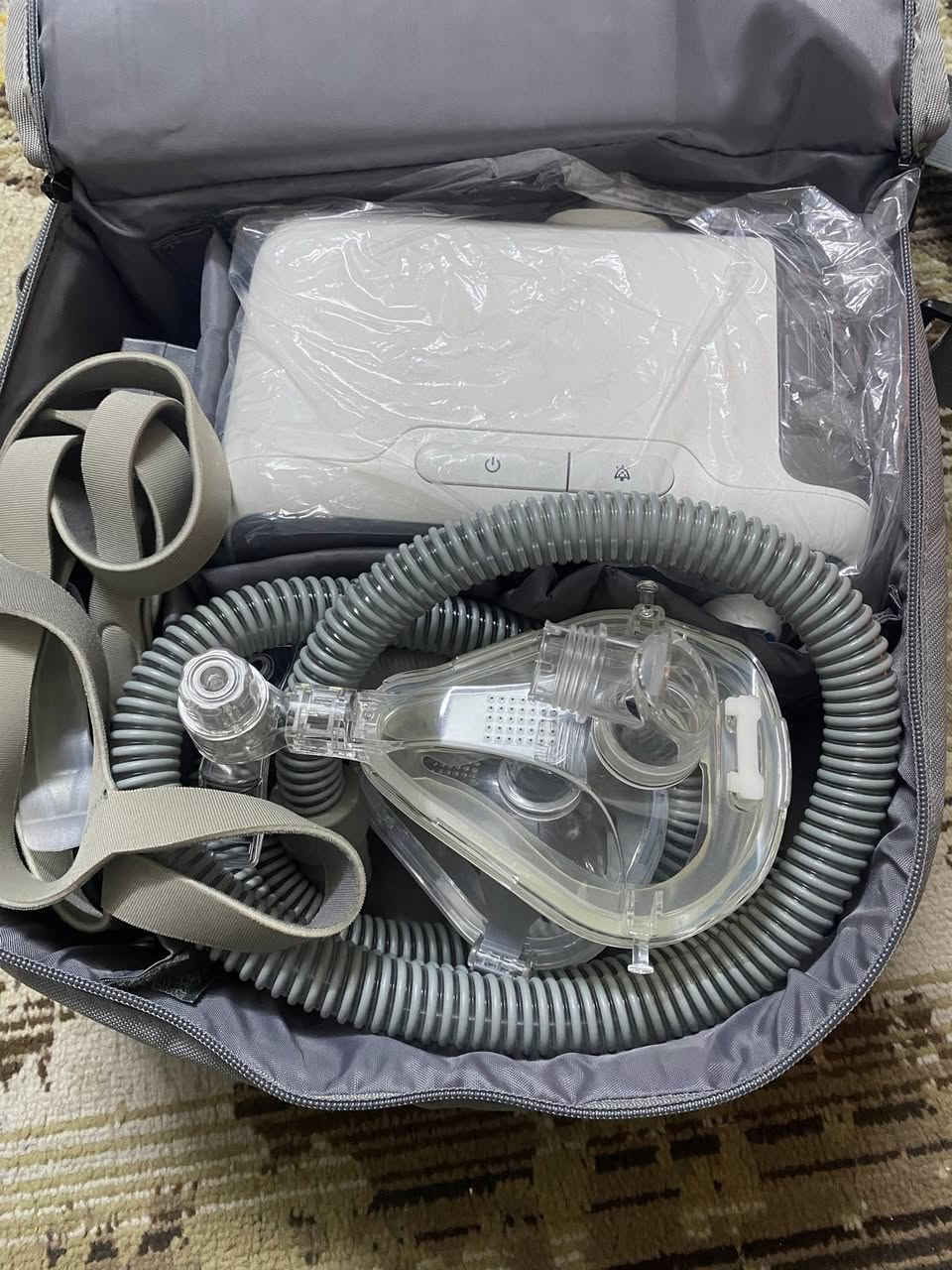 � للبيع: جهاز تنفّس CPAP أصلي – ResFree Model 25F 🔷

📌 الوصف:
جهاز تنفّس CPAP / Auto CPAP أصلي من ماركة ResFree، موديل 25F، يُستخدم لعلاج توقف التنفّس أثناء النوم (Sleep Apnea)، نقص الأوكسجين، الشخير الشديد، ومشاكل التنفّس أثناء النوم.
الجهاز مو جهاز بخار، وإنما جهاز تنفّس علاجي متقدم.

📌 يفيد بشكل خاص:
✔ مرضى مشاكل القلب
✔ مرضى نقص الأوكسجين
✔ مرضى ضيق النفس ومشاكل الرئة
✔ حالات الشخير الشديد
✔ الأشخاص اللي يعانون من توقف النفس أثناء النوم
✔ يساعد على تحسين التنفّس وتقليل الجهد على القلب أثناء النوم
✔ يحسّن جودة النوم ويقلل التعب والخمول

📌 مميزات الجهاز:
✔ جهاز أصلي وحديث
✔ شاشة عرض رقمية واضحة
✔ يعمل بنظام ضغط هواء ثابت / أوتوماتيكي
✔ يساعد على فتح مجرى التنفّس أثناء النوم
✔ يقلل الشخير ويحسّن جودة النوم
✔ مناسب للاستخدام المنزلي
✔ هادئ جدًا أثناء التشغيل
✔ سهل الإعداد والاستخدام
✔ مناسب للرجال والنساء

📌 الملحقات:
✔ الشنطة الأصلية
✔ الخرطوم الأصلي
✔ جميع القطع الأساسية موجودة
✔ جهاز نظيف ومرتب

📌 الحالة:
مستعمل استعمال خفيف – نظيف جدًا – شغال 100% بدون أي مشاكل

💰 السعر: 800 الف دينار (قابل للتفاوض المعقول)

📍 الموقع(بغداد)
 📞,هاتف (***********)
