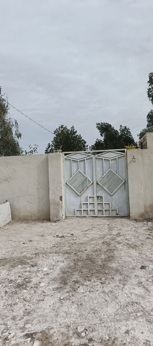 بيت للبيع تجاوزبالمصلاوي المساحه ٢٠٠يحتوي على غرفه ومطبخ حمام وتواليت ماء وكهرباء ومولده غرفتين وصاله مدكوك بوكس يبعد عن الشارع ١٥٠م السعر١١وبي مجال  للاستفسار***********
