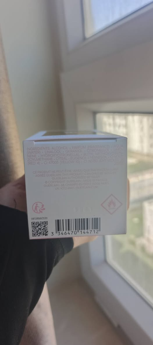 عرض بيع (Guerlain Rosa Rossa Forte) - بحالة الوكالة (125 مل)
"السلام عليكم..
أعرض لكم عطر Rosa Rossa Forte من مجموعة Aqua Allegoria الفاخرة لدار Guerlain.

​تفاصيل العطر:
​النوع: Eau de Parfum (نسخة الـ Forte القوية والمركزة).
​الحجم: 125 مل (الحجم الكبير).
​الحالة: شبه جديد تماماً، تم استخدامه لرشتين فقط للتجربة.
​المصدر: نيش كورنر - Nish Corner (العلبة الأصلية والـ Batch Code موضح بالصور).
​سبب البيع: العطر فخم وراقي جداً، لكنه ببساطة لم يتناسب مع ذوقي الشخصي.

​ملاحظة للمهتمين:
أعرف جيداً أن هذا العطر له جمهور كبير جداً وعشاق مخلصون لهذه النوتات، خاصة وأنه حالياً شبه مقطوع (باقي قطعتين فقط في الموقع الأصلي).

​💡 للمصداقية: الزجاجة حجم 125 مل تعطي أكثر من 1500 رشة، يعني الرشتين اللي استعملتهم للتجربة ما يطلعون حتى "نص ملي" من حجم العطر الكلي، العطر ممتلئ تماماً وبحالة الوكالة.

​السعر ومقارنة السوق:
​سعره الحالي في موقع نيش كورنر هو 99 دولار (أكثر من 156,000 دينار).
​سعري المطلوب: 145,000 دينار عراقي (سعر نهائي).
​المكان: [بغداد]
للتواصل والاستفسار، يرجى مراسلتي على الخاص."


**إذا كنت صاحب هذا الإعلان وتريد حذفه لأي سبب، رجاءا أرسل رسالة إلى الدعم الفني**