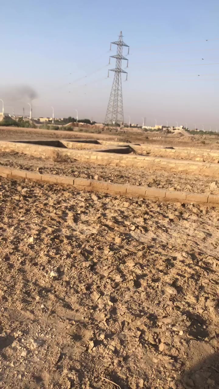 قطعة ارض للبيع زراعي  في الصخيين قرب الباب الخلفي ل جامعة ذي قار يم البرج مال الاتصال بل بدايه المساحه 200 متر النزال 20 تبعد عن الشارع امتار  السعر 16 وبيها مجال ***********
