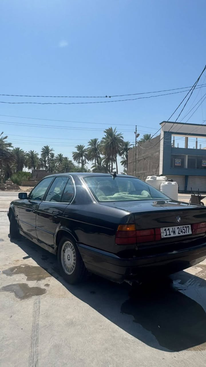 بي أم دبليو 525 
مديل / 92 
مكينه مسكر كشر نضيف 
سياره كفاله عامه 
تبريد تدفئه كله شغال 
لايت زنون 
تخم تاير جديد 
كشنات جلد 
رقم بغداد دولي انكليزي 
تحويل ملكيه ثاني يوم عنوان بابل 
الرقم / ***********
