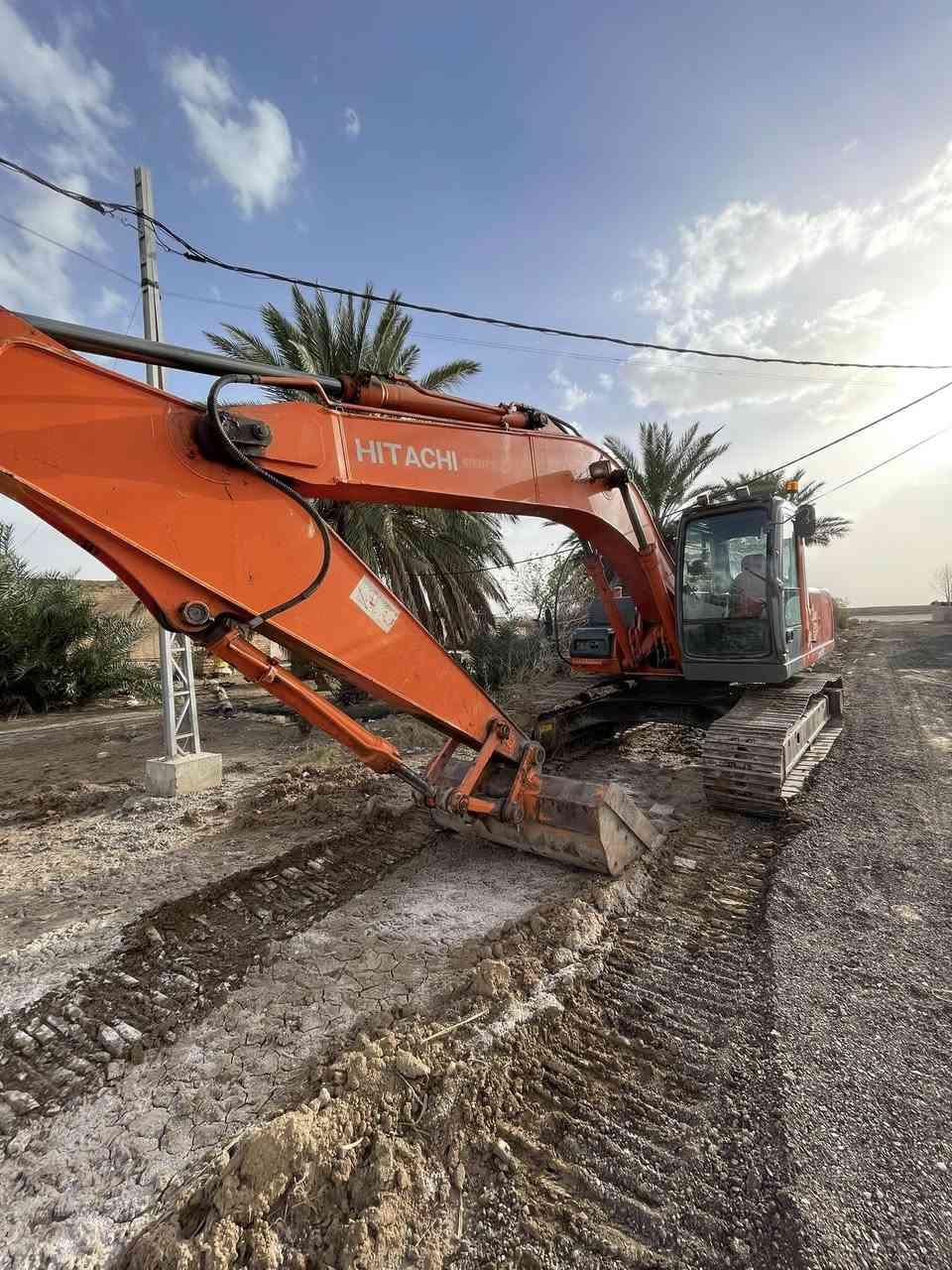 للبيع حفاره هيتاشي210LC مكفوله  وضع شركه وجاهزه للعمل سعر اتصل***********
