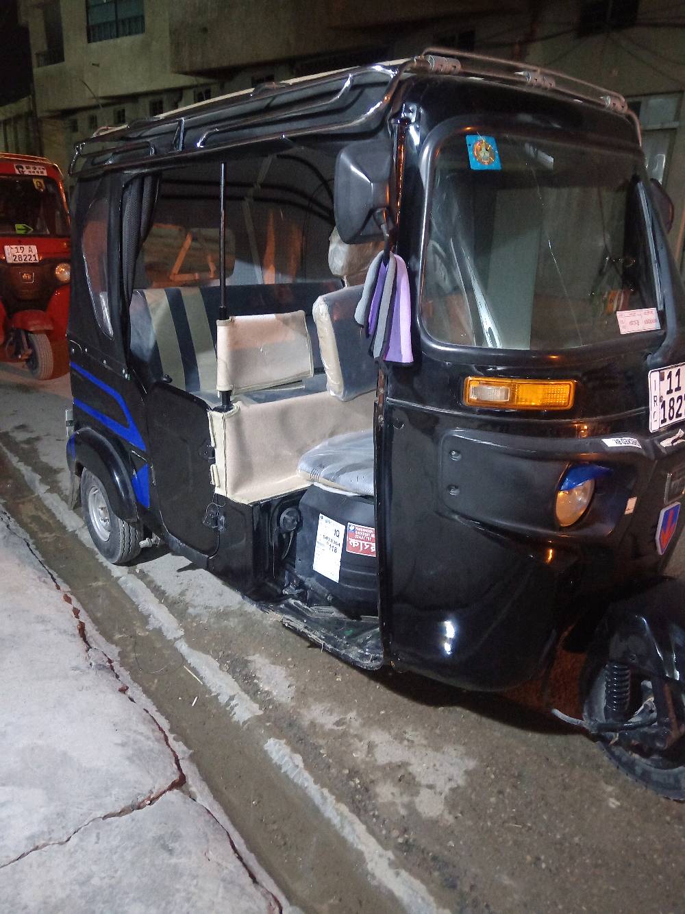 تكتك للبيع بحالة جيدة، مناسب للتنقل في المناطق الداخلية. اللون أسود مع تفاصيل زرقاء، والكشنات نظيفة ومريحة. مصمم للاستخدام اليومي ويوفر وسيلة نقل اقتصادية. المستندات كاملة والجاهزية للاستخدام الفوري.