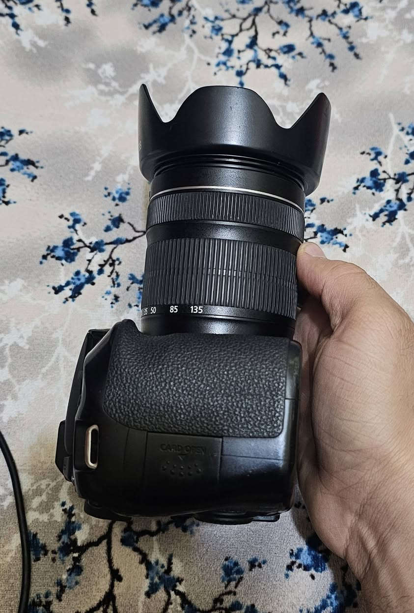 السلام عليكم 
كامرا 70D مع عدسه 18 135 
الملحقات بطاريه وشاحنه وحزام كتف والهود 
نضافه مثل ما موضح السعر ٤٥٠ نضافه مقارنه بالسعر كلش زين 
مكاني نجف وتوصيل موجود ***********
