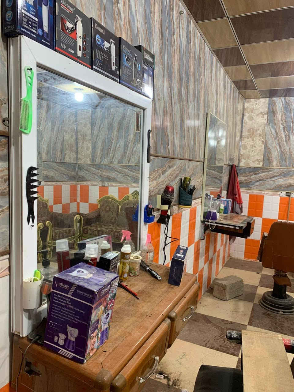 السلام عليكم يوجد محل حلاقه لل بيع ميزين كرسيين اربع أمري مقسله قنفات مبرده مولد  مكاين فير ومشوطه محل كامل بس تشدو السعر 550 وبي مجال الاستفسار اتصال عله  ***********
