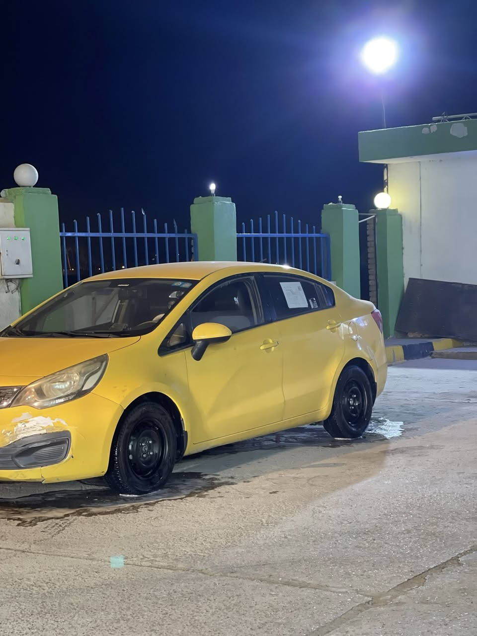 سلام عليكم من رخصه الأمن
كيا ريو 2012 خليجي كفاله السياره بس بيه بين بابين معجون فقط حلوه نضيفه تبريد فوال حداديه 90 بل ميه مكاني ديوانيه مركز 
السعر تصل وتدلل 
***********
