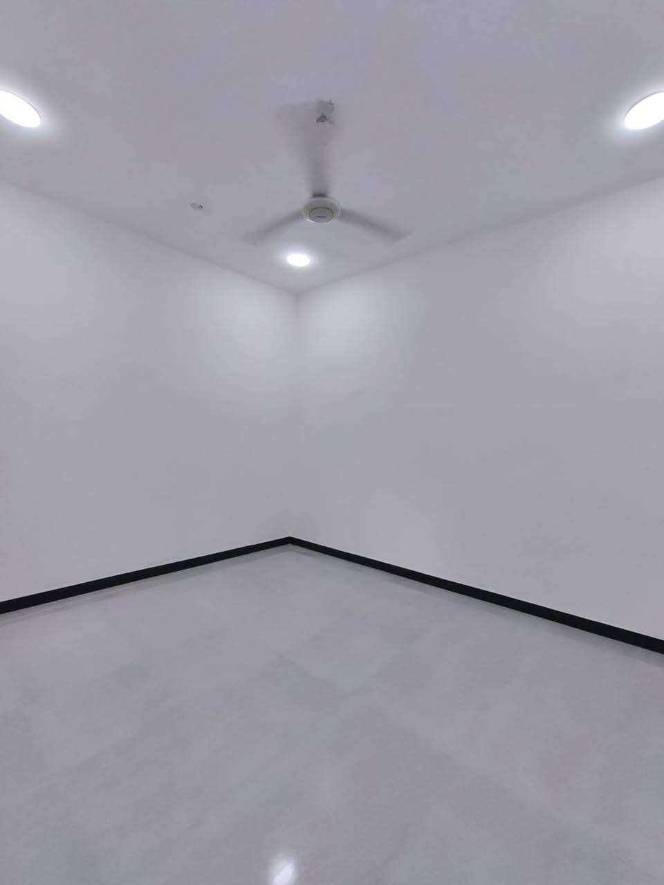 🏠 دور سكنية حديثة للبيع في البصرة - أبي الخصيب 🏠
​متوفر الآن (6) دور سكنية بتصميم عصري وبناء حديث، جاهزة للسكن الفوري.
​✨ المواصفات العامة:
​المساحة: 150 متر مربع لكل دار.
​نوع العقار: طابو زراعي (سند 25).
​حالة الدور: بناء جديد، فارغة، ومكتملة الخدمات.
​📍 الموقع:
البصرة - قضاء أبي الخصيب - شارع كوت ثوني (بالقرب من صيدلية كوت ثوني).
​🏗️ التفاصيل الداخلية لكل بيت:
​🛏️ غرفتي نوم (2).
​🛋️ صالة استقبال.
​👨‍👩‍👧‍👦 ديوان.
​🍳 مطبخ.
​🚿 مجموعتين صحية (داخلية وخارجية).
​🚗 طارمة واسعة.
​💰 السعر: 90 مليون دينار عراقي (قابل للتفاوض للجادين).
​📞 للتواصل والاستفسار:
​***********
​نرحب بزيارتكم ومعاينتكم للدور في أي وقت.
