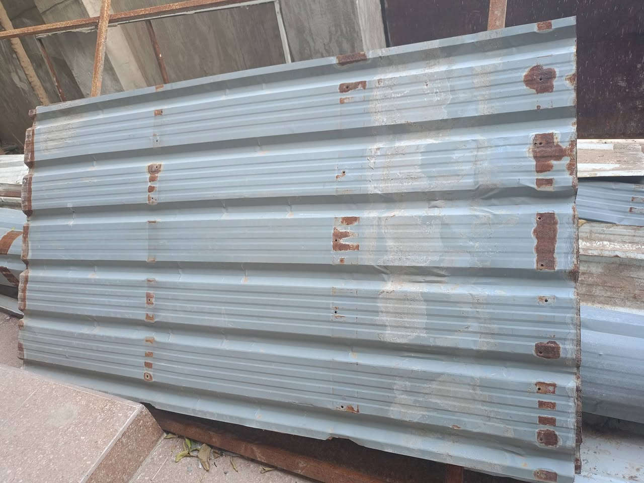 السلام عليكم سقيفه وحده قياس 3/3  مع صفاحيه سيم قياس 3/2  مع جينكوات طول 5 متر للبيع نضافه فول وخانه ام 3 مال طيور للاستفسار خاص او اتصل  ***********
