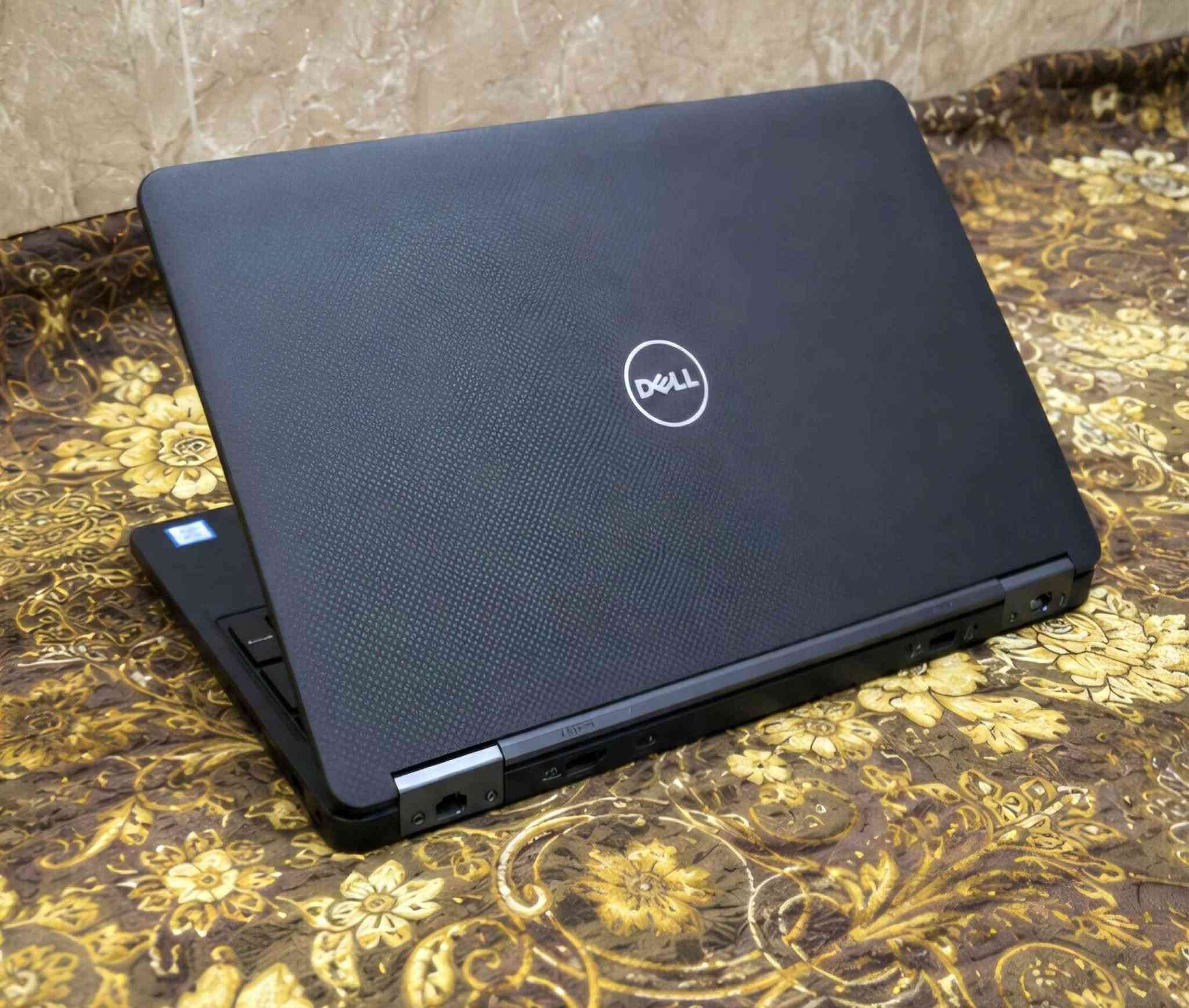 💻 للبيع: لاب توب Dell Latitude E5550 بحالة ممتازة

المواصفات التقنية الكاملة:
الموديل: Dell Latitude E5550 (فئة رجال الأعمال الاعتمادية).

المعالج (CPU): Intel Core i5-5300U بسرعة تصل إلى 2.30 GHz (الجيل الخامس).

الذاكرة العشوائية (RAM): 8 جيجابايت DDR3 (ممتازة للتنقل السريع بين البرامج).

الهارد (Storage): 238 جيجابايت SSD من نوع KingSpec (سريع جداً في الإقلاع وفتح البرامج).

كارت الشاشة (GPU): مدمج Intel HD Graphics 5500 (128 MB).

النظام: ويندوز 10 برو (نظام تشغيل 64 بت).

الشاشة: يدعم ميزة اللمس (Touch Screen) حتى 10 نقاط لمس.

الاستخدام المناسب للجهاز:
ممتاز جداً للدراسة والبحوث والتعليم الإلكتروني.
مثالي للأعمال المكتبية، المحاسبة، تصفح الإنترنت، وإدارة الصفحات والمتاجر.
تشغيل برامج الأوفيس (Word, Excel) ومشاهدة الأفلام بدقة عالية وبسلاسة تامة.

ملاحظات :
الجهاز يحتوي على هارد SSD فائق السرعة يجعل الأداء سلساً وبدون أي تعليق.
الشاشة تعمل باللمس بالكامل (تاتش).

السعر المطلـوب: 
[  250 الف وبي مجال بسيط للشراي ]
المكان: [ البصرة الجزيرة ]
للتواصل والاستفسار: [ *********** ] البصرة, العراق
