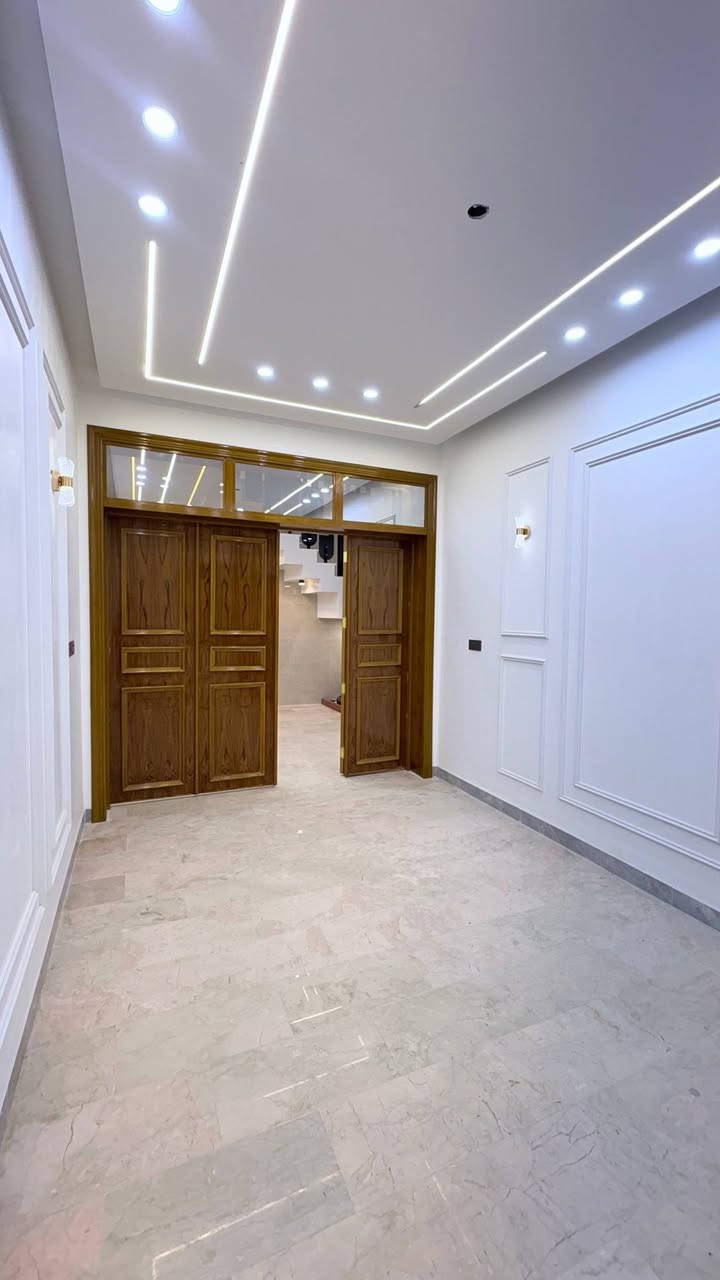 دار 100 متر قرب المستشفى الالماني في حي السلام جديد غير مسكون 
بناء هندسي 3 غرف نوم 
*********** جعفر ابو الجون للعقار
