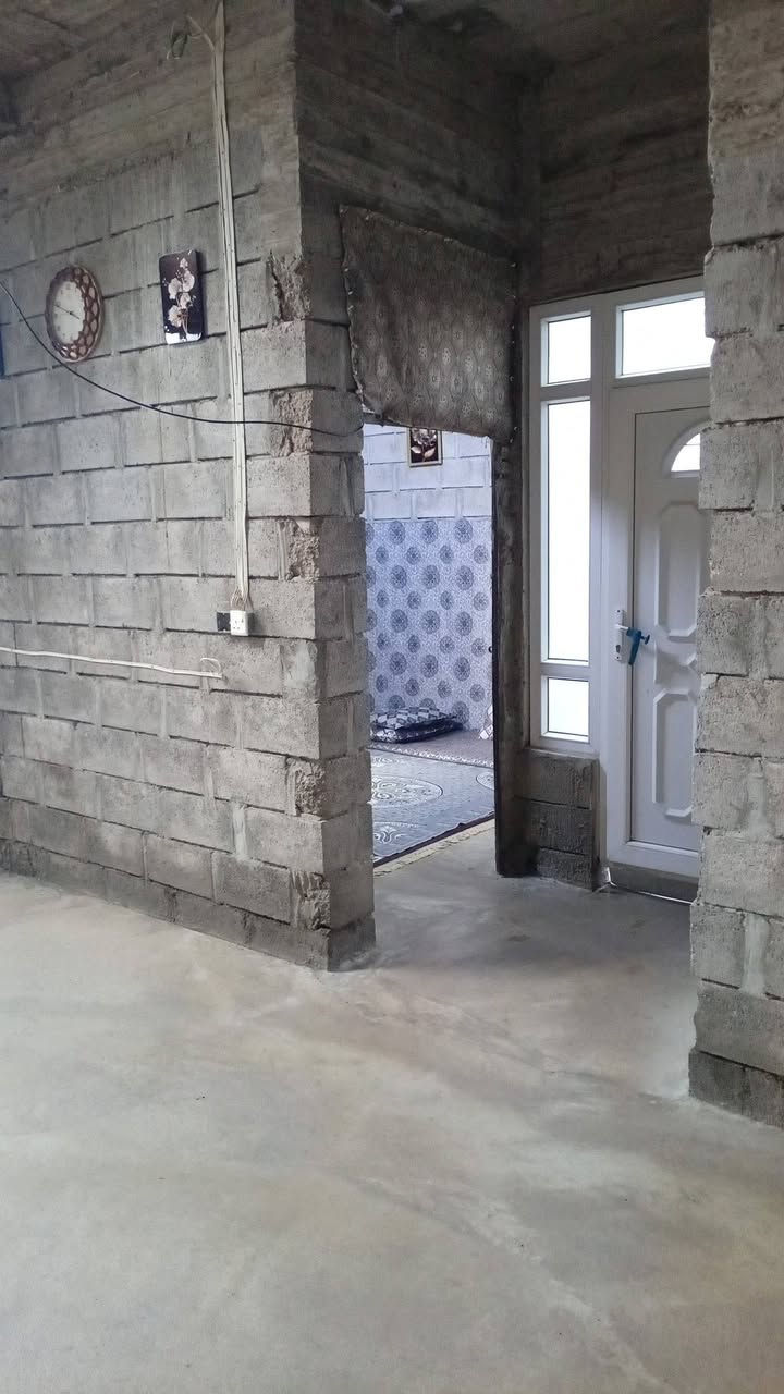 بيتين للبيع المساحه الكليه ٣٢٢ بالاسكان ١٨٤ شارع ١٢ وقريبه من شارع ٢٠ 

 1)بيت ركن مساحه ١٣٥ يتكون من غرفتين صاله استقبال مطبخ كراج مشتملات خارجيه وداخلية 
2) البيت الثاني مساحه١٩٠ يتكون من ثلاث غرف نوم مطبخ حار بارد استقبال  صاله كراج مشتملات داخليه خارجيه 
للتواصل  ***********
