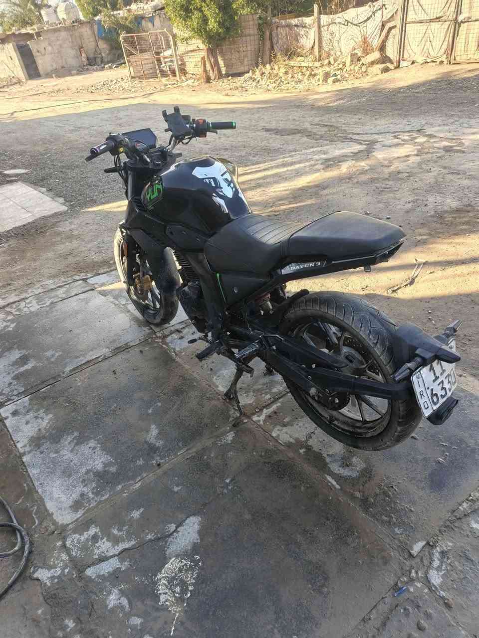 دايوان ميگة موديل ٢٣ 200cc رقم بغداد بأسمي الدراجة كفالة من كلشي بيهة نقوصات بسيطة كلش الدواسة اليمنة طكيتهة بالهندر و الفچ مال البريك الخلفي مفارغ اوديهة حتى يشدوليا الدراجة ممشتغلة دلفري على كد الروحة واجية بس عوزت فلوس واريد ابيعهة الدراجة مرتبة نظافتهة 90% صالنصة رياضي صوته يرج والدراجة تاخذهة تترحملي عليهة سعرهة ٢٠ 
مكاني بغداد كويريش او دورة هذا رقمي بي واتساب 
***********
