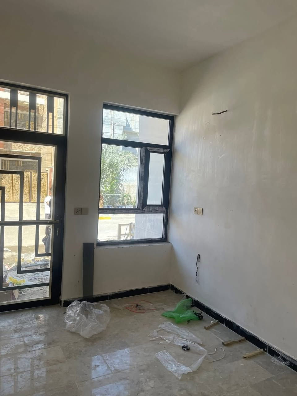 ملاحضه / العنده عقار 🏡#للبيــــــع ويريد يبيع  #دزونه كافه التفاصيل العقار مع ذكر السعر ورقم التلفون ☎️وان شاء الله باقرب وقت ينباع ان شاء الله 🤲❤️
—————————————————————————

🔸مشتملات للبيع تونات باقي فقط عدد 2
 طابو صرف مناسب ✅  45متر بالسند واقع حال 50متر .    
 الواجهة 3 م /النزال 15 م.    بناء سنة 2025  جديد زيرو           
كامل مكمل🔑 ￼

🔸الطابق الأرضي1️⃣: استقبال ومطبخ وخدمات وغرفه نوم والطابق الثاني2️⃣: غرفتين نوم وبلكونه وخدمات والطابق الثالث3️⃣بيتونه ومخزن وسطح

🔸موقع📍ممتاز جدا بغداد الشعب شارع عدن مقابيل مطعم حجي عادل قرب علوا السمج وقرب المدارس 

🔸ملاحظه اذ تحب تاخذه استثمار اقل شي ايجار ب500الف (ايجار سريع)

🔸السعر: 130 وقابل للتفاوض 
 
مكتب ابو علي الدراجي للعقارات 🏛️
الشعب-نهايت شارع الصحه-مقابيل كرزات ركن الصحه 
***********📞
***********📞
 ***********📞
