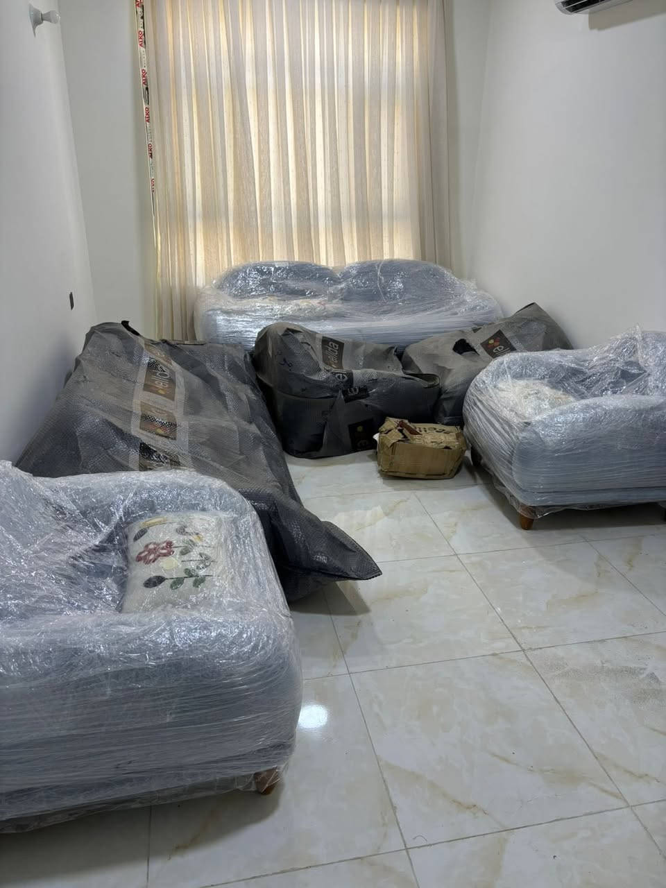 طقم قنفات تركي درجة أولى جديد ديزاين راقي
للبيع طقم قنفات تركي جديد (غير مستخدم نهائياً) بتصميم مودرن فخم وألوان مميزة تناسب البيت العراقي
 جديد %100
تركي درجة أولى
 عدد المقاعد: 10 مقاعد 
• القماش: جودة عالية، مريح بالجلوس 
السعر: مليونين و700 ألف دينار (وبيه مجال للشراي) .
الموقع بغداد الكرخ شالجيه قرب افران الزبيدي 
للتواصل والاستفسار، يرجى الاتصال على الرقم: [***********] أو المراسلة عبر الواتساب.
