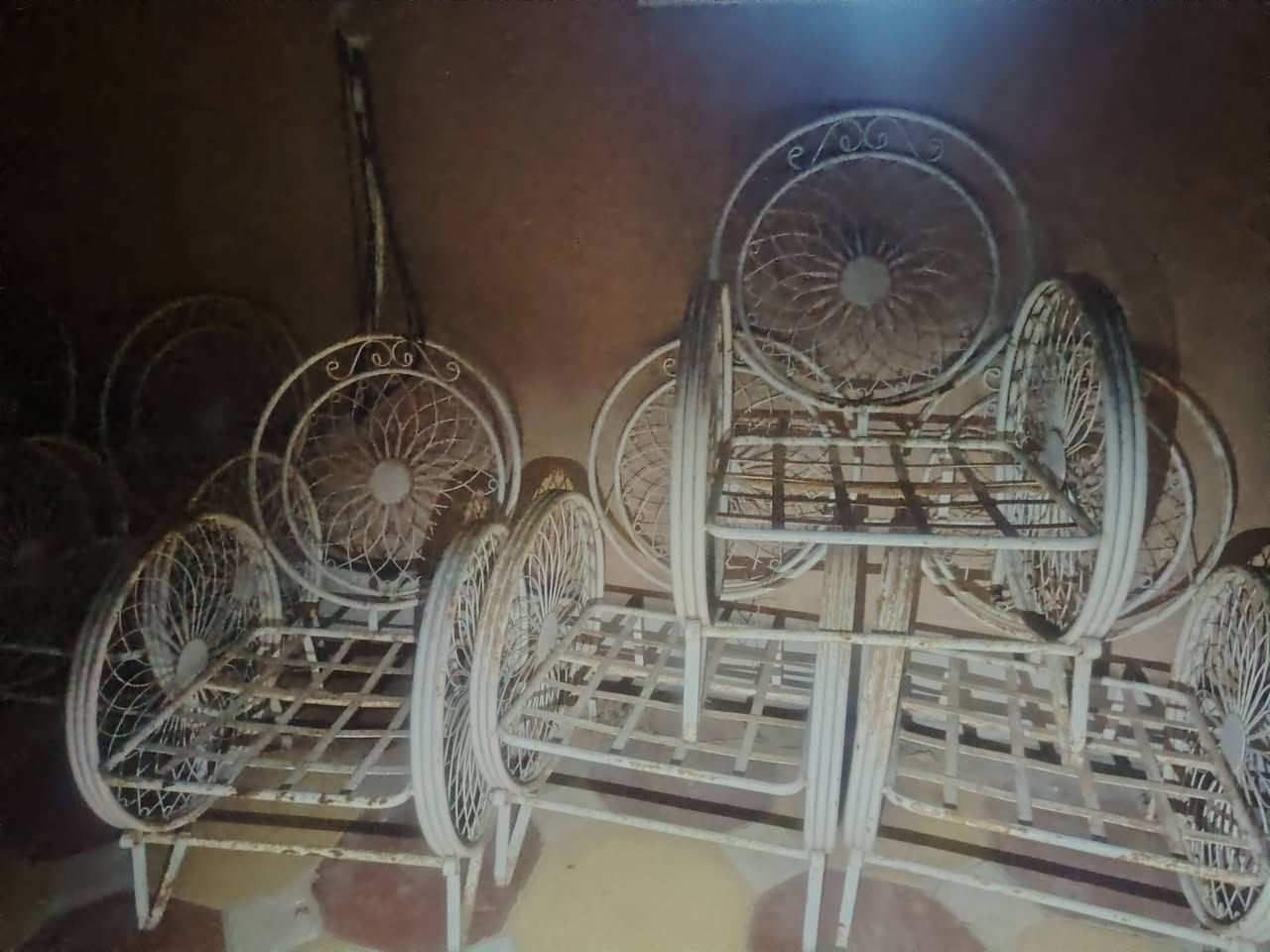 ميز وكراسي ٦ حديد بسعر 100وبي مجال ***********
