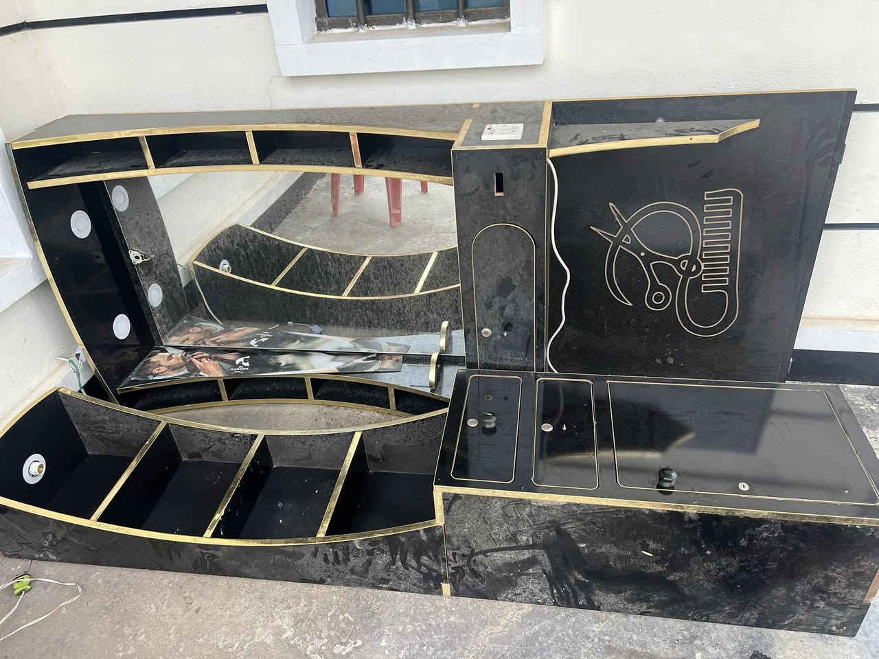 ميز مرايه ورف نضيف بدون ضرر سعرها 125
يحتاجله تنضيف بس 
مكاني بغداد ابو غريب 
هـ***********
