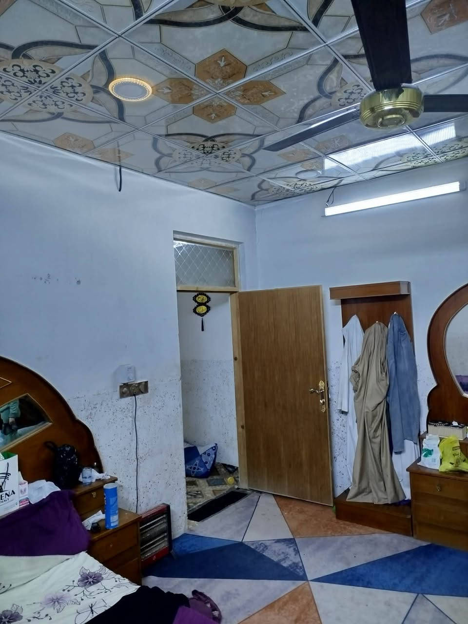 السلام عليكم بيت 100 متر الوجهيه خمسه ونزال عشرين يحتوي عله غرفه وصاله ومطبخ وصحيات كاشي وسقوف ثانويه وبورك تريده هوه والثاث لو بدون اثاث هوه والاثاث ب25 يحتوي عله ثنين سبالت وبردات المنزل ومراوح ثنين وكيزر وتانكي كاونتر وسنكي البيت كاشي العنوان انجف الاشرف قرب مخازن النجف الغذائية الاستفسار عله رقم التلفون وعل فيس ***********
