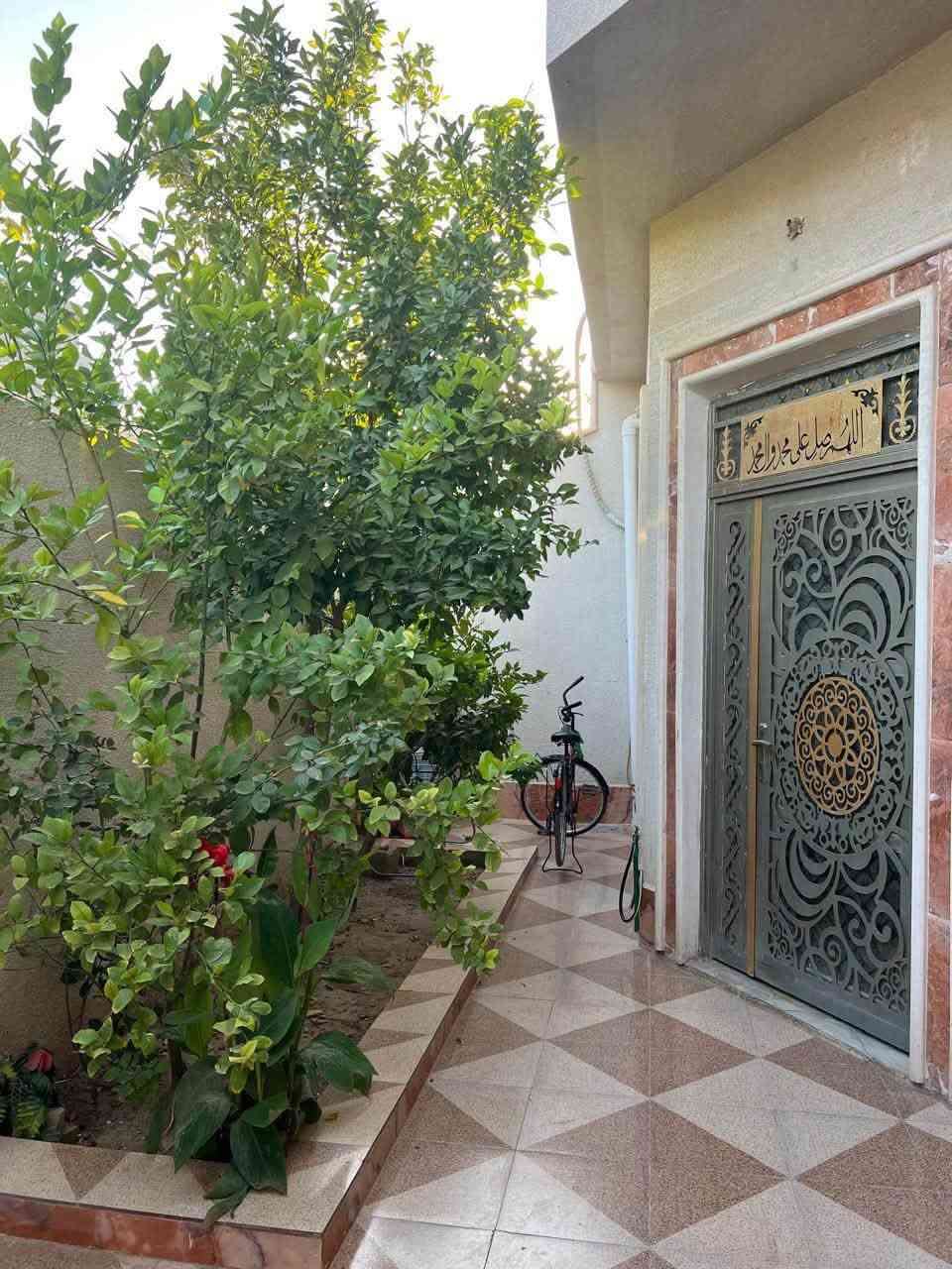 السلام عليكم 
بيت  للبيع طابو زراعي سند 25 مساحه 200 
الموقع حي الفارس قرب أسواق جابر 
بيت حديث غرفتي استقبال صاله مطبخ طرمه الطابق الأرضي 
الطلبق الثاني غرفه مع سويت السطح شتايكر السعر115بي مجال الاستفسار اتصل ***********
