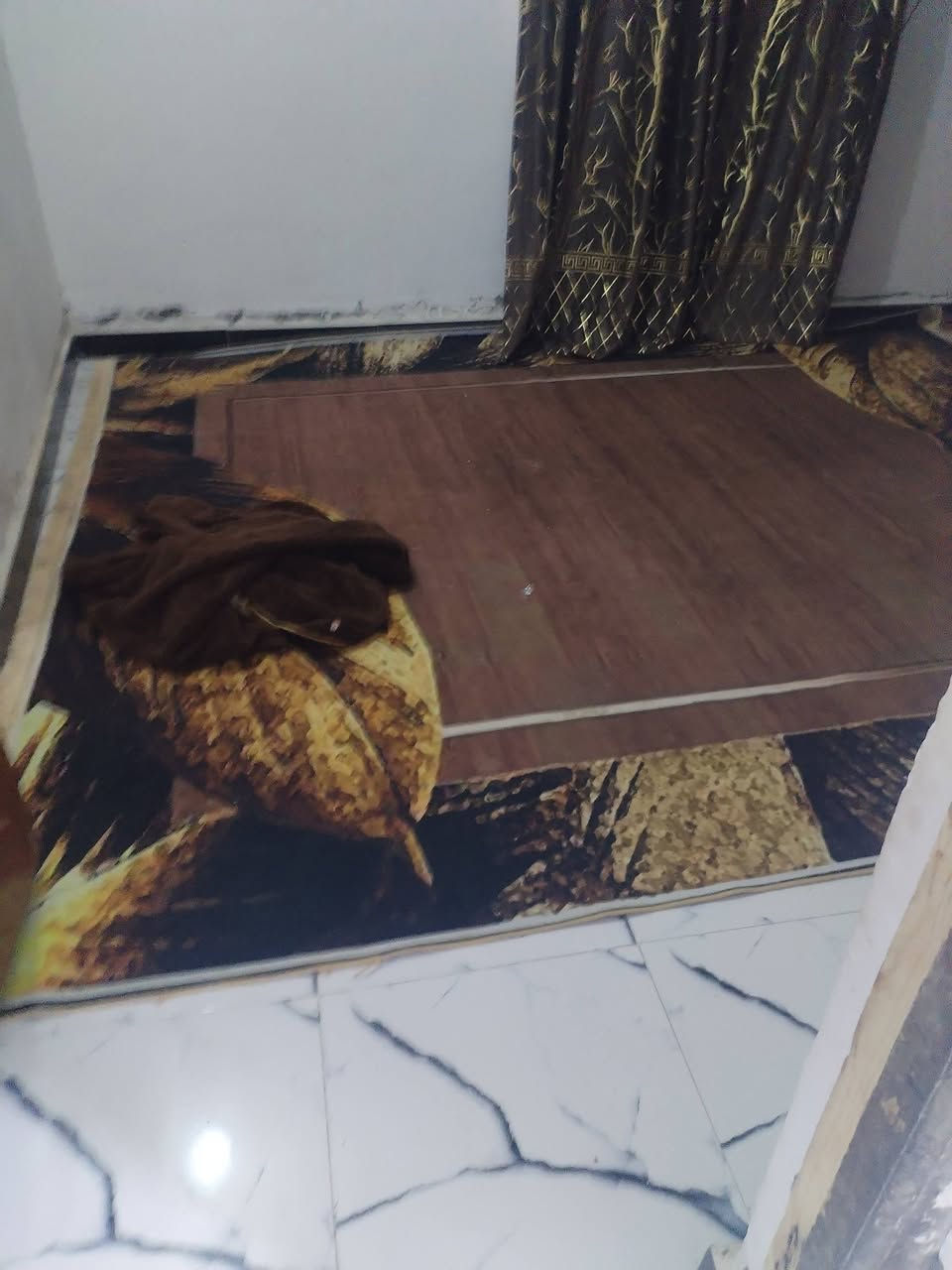 سلام عليكم بيت للبيع مساحتها 125 زراعي قرب شارع 30 بيت واحد عن شارع 30 بي قرفه مطبخ وصاله صحيات خارجيه بيت كامل خدمات كامله
***********
