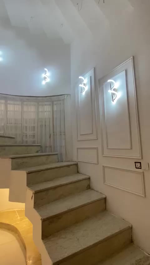 بيت للبيع زراعي سديناويه قرب الدله  عالشارع السايدين مقابل مدرسة بغداد بالفرع شارع ال عبود سعره ب125قفل مابيه مجال  الطابق الاول غرفتين مطبخ بارد مطبخ حار صحيات 2 مدخل  استقبال 6مترات في 4 صاله 7مترات في 4 منور الطابق الثاني غرفه 6مترات في 4 وغرفه 5في 4 وصاله وصحيات عوزهن سيراميك فقط وسطح *********** لانتعامل مع المكاتب او عن طريق المكاتب
