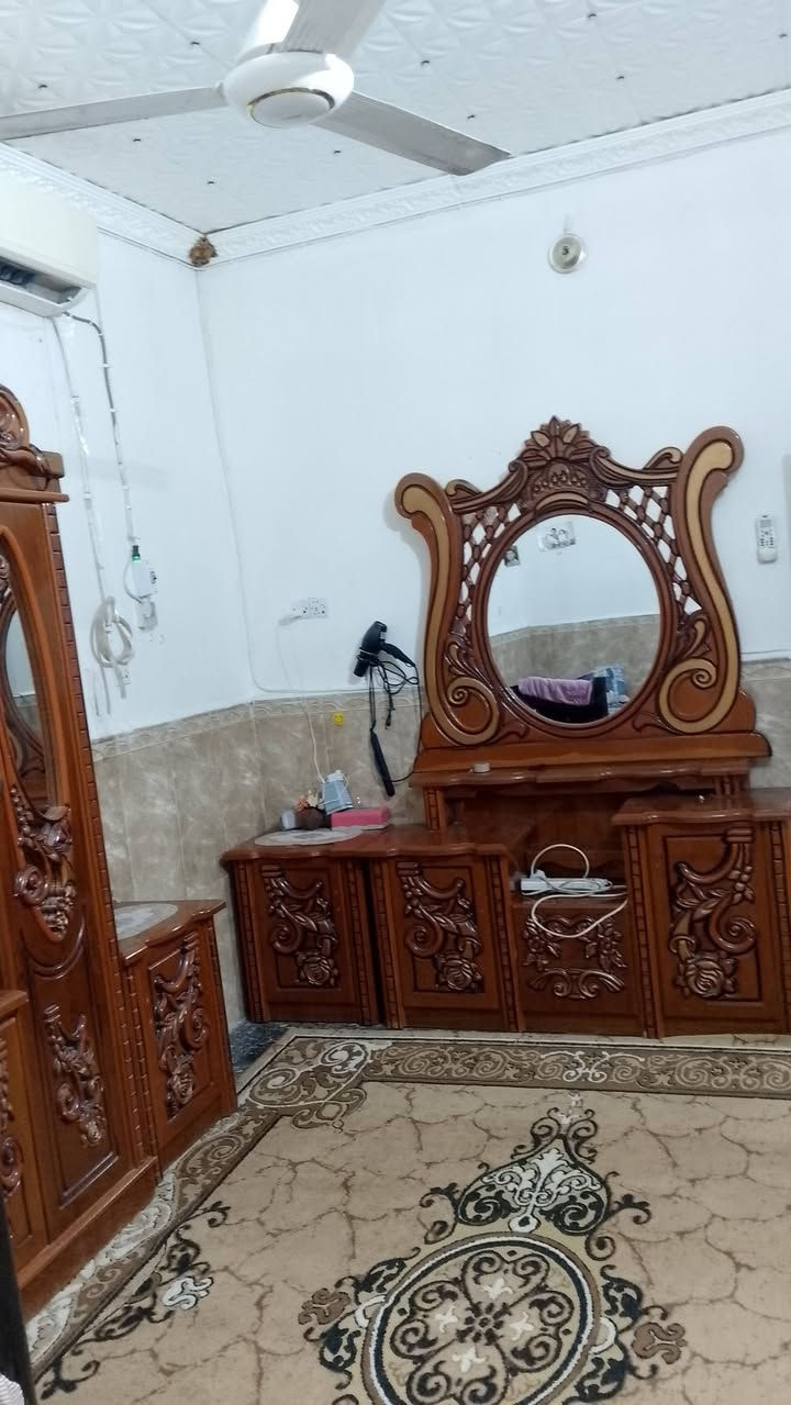 بيت للبيع مساحة 150 في الفضليه حي المدني الثاني قرب مدرسة محمد باقر الصدر طابقين ...الأول غرفتين وصاله واستقبال وصحيات داخليه وخارجيه والثاني سويت ومخزن ومطبخ الاتصال  بالرقم واتساب ***********
