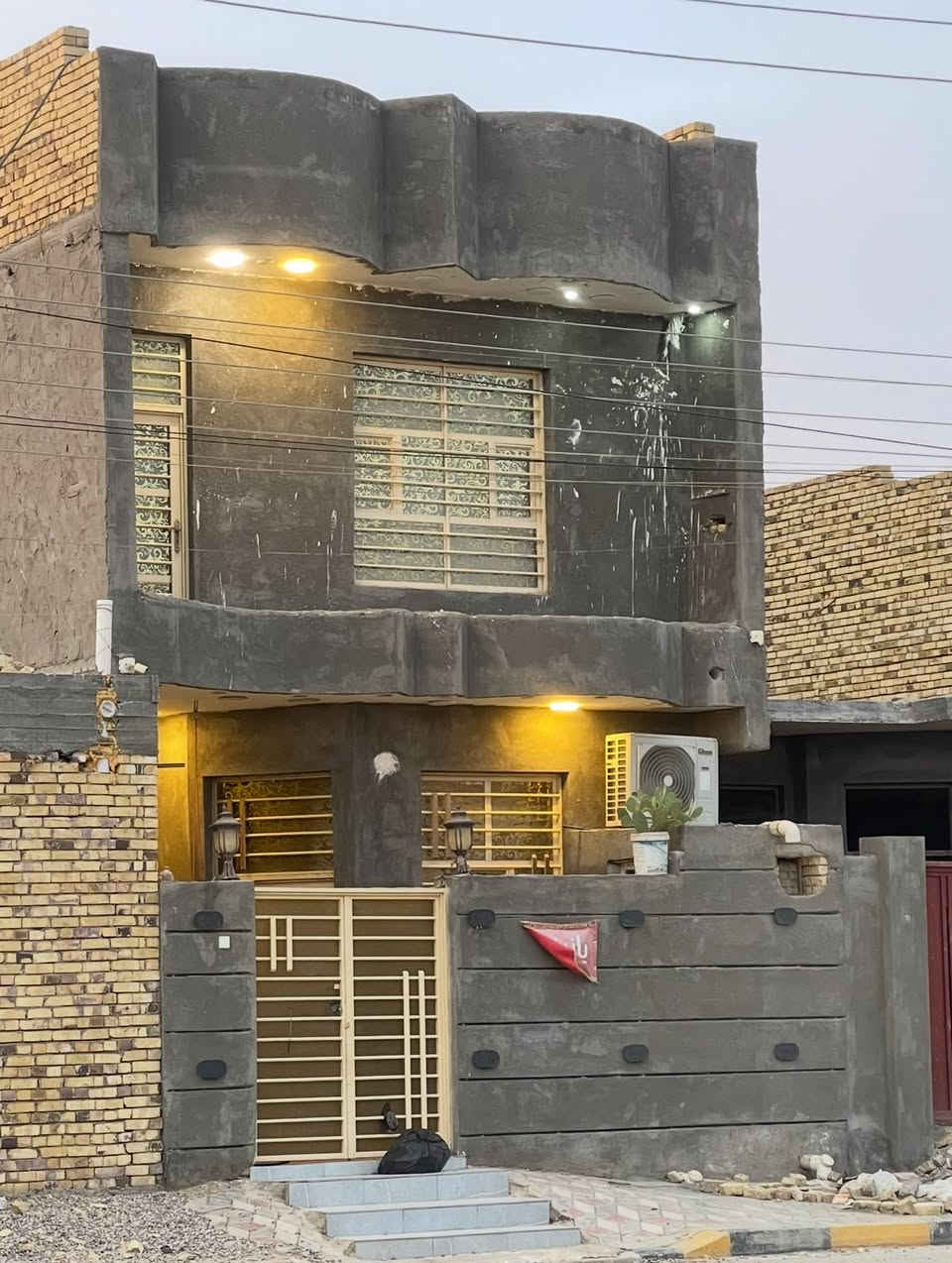 للبيع بيت طابقين  في الحقل الثاني بناء حديث 125 متر 
استفسار اتصال على ***********
