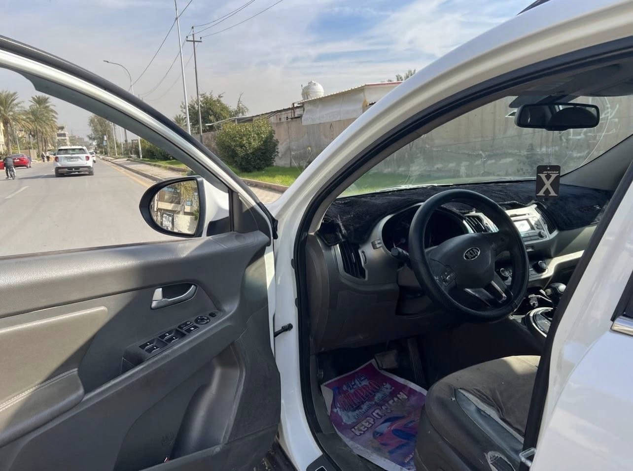 السلام عليكم
كيا سبورتاج 2013 للبيع السياره خليجيه مكفوله من المكينه والكير ماشيه (200،000 كم)  صبغ بالصندوك على كد اصبع + بيهه ضربه بالصندوك 

محرك 2.0 

مري شفط 

تحكم كشن كهرباء 

تخم تايرات جديد 

دوشمه جديده بس بعدني مشادهه 

سعر السياره 145 ورقه وبيهه مجال 

مكان السياره بغداد العامريه 

الرقم للتواصل *********** 

مموجود ماسنجر فقط واتساب
