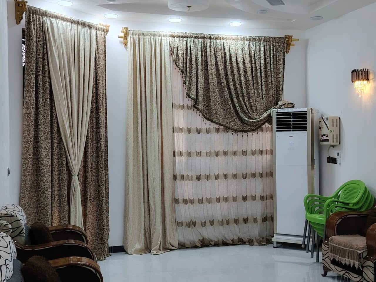 سلام وعليكم بيت للبيع حي القدس مساحه 200متر طابو صرف بناء حديث متكون من غرفتين نوم وصاله ومطبخ واستقبال وصحيات ومناور ثنين ثاني قطعه من ركن   سعر الكلي 155 مطلوب 35 يعني تنطي 120 نقط ويبقه 35قسط  سنوي بسنه مليونين اذا موضف للستفسار ***********
