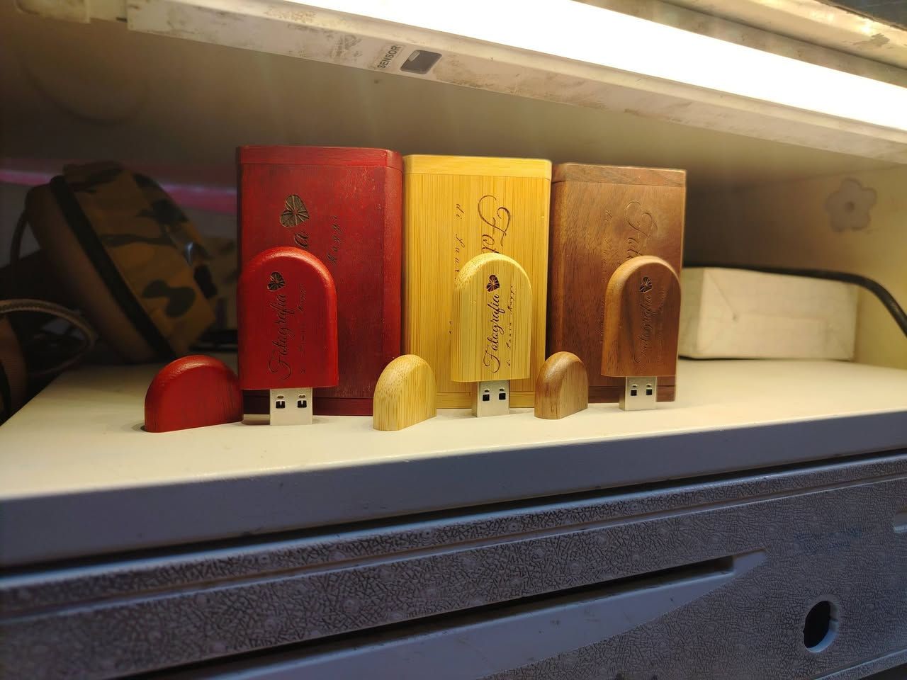 بناءً على الصورة، هذا المنتج هو عبارة عن فلاش ميموري (USB) مصمم بهيكل خشبي أنيق مع صندوق خشبي متطابق. يتميز هذا النوع من الفلاشات بإمكانية الحفر عليه بالليزر، وغالباً ما يُستخدم من قبل المصورين لتقديم الصور لعملائهم أو كهدية
السعار الواحد 
تتوفر منتجات خشبية مشابهة (مثل حاملات الملاعق أو الإكسسوارات المكتبية الخشبية) بأسعار تبدأ من   وتصل إلى 25,000 دينار حسب الحجم والنوع  
النجف الاشرف شارع المدينه قرب جامع الجهرجي مكتب بركات الرضا موبايلت 
***********
