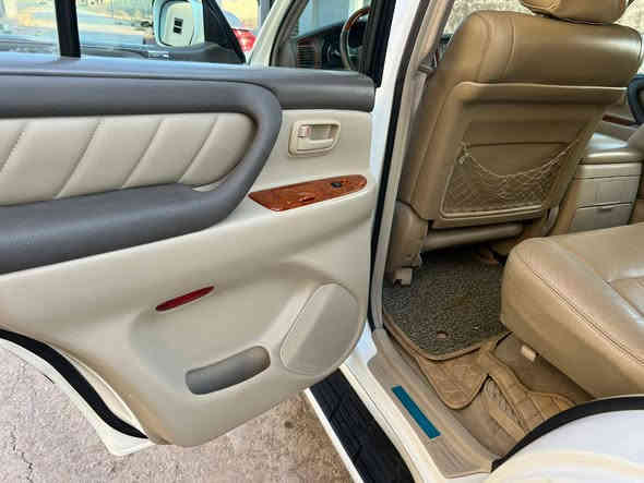 سلام عليكم لاندكروز 2007 جديده بسمي للبيع كفاله ماعده طرف چاملغ الامامي جهت سايق ربع بي صبغ طرف لخشم لچاملغ مئشر بل صوره وسونار موجود عندي رقم المبايل *********** اسيأ *********** ابو محمد
