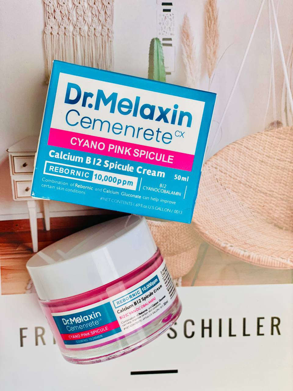 السر الكوري لبشرة مشدودة وزجاجية! ✨🇰🇷
تعرفوا على كريم Dr.Melaxin Cemenrete السحري! 💖 كريم الـ Cyano Pink Spicule اللي 

بيغير مفهوم العناية بالبشرة.
لماذا هو مميز؟ 🤔

• تقنية السبيكيول (Spicule): يحتوي على إبر مجهرية دقيقة 
جداً تساعد المكونات الفعالة إنها تدخل لعمق البشرة (بتحسي بوخز خفيف، وهذا دليل إنه بيشتغل!). 💉✨

• دعم الكالسيوم و B12: يرمم حاجز البشرة المتضرر ويعطيها نضارة فورية. 🌸

• شد وتعبئة: مثالي للي حابة تتخلص من الخطوط الدقيقة وتخلي بشرتها "مشدودة" كأنها مسوية بوتوكس.
النتيجة؟ بشرة ممتلئة، ناعمة، ووردية بفضل فيتامين B12 (سيانوكوبالامين). 🎀
المنشأ كوريا الأصلي 🇰🇷


**إذا كنت صاحب هذا الإعلان وتريد حذفه لأي سبب، رجاءا أرسل رسالة إلى الدعم الفني**