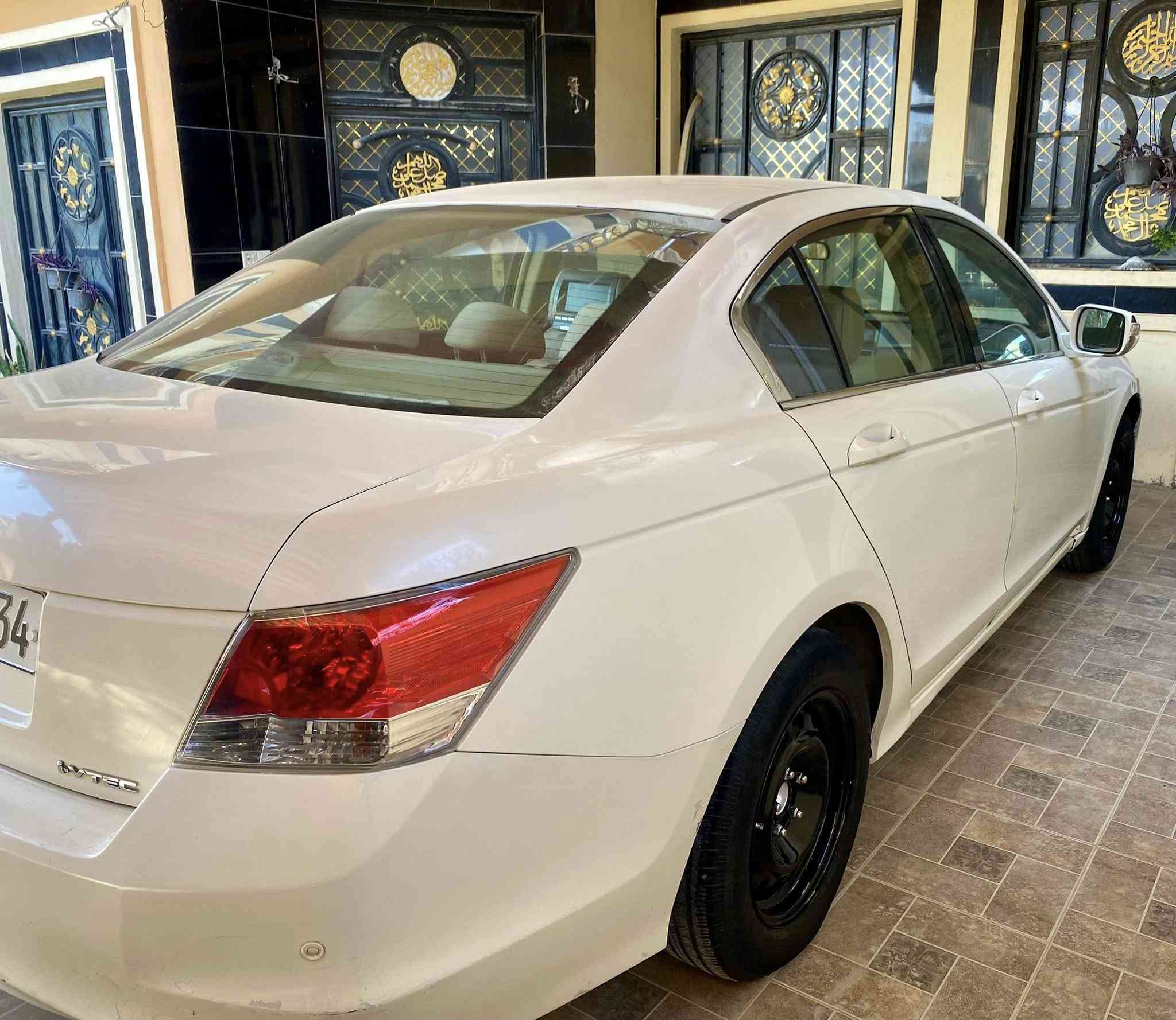 السلام عليكم اخوان للبيع هوندا اكورد موديل 2008 خليجي رقم اربيل دولي محرك 2400 كير ومحرك مكفولات تخم تايرات تبريد ثلج بيه صبغ باب الايمن بدون دواخل والسونار موجود مع الصور 
السعر / 88 وبي مجال ان شاءالله 
الاتصال/***********
