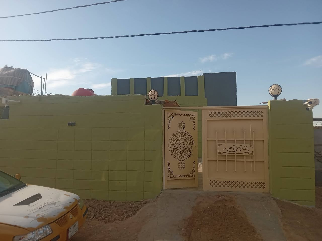 سلام عليكم بيت البيع بحي منصور   مساحه ٢٠٠ م   ألبيت طابو زراعي سند 25 *********** البيت نضيف سعره ٣٥ قفل
