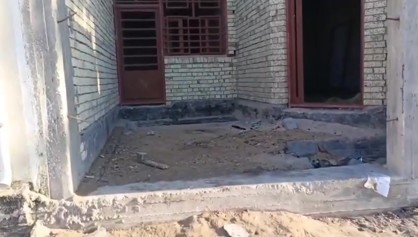 السلام عليكم عندي بيتين اللبيع في كربلاء الشبانات قرب جامع الإمام السجاد ع مساحه الهيكل 160متر مساحه البيت الجاهز 177متر بناء حديث  ***********
