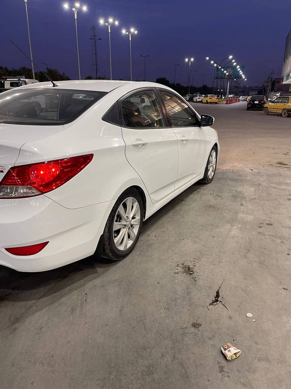 السلام عليكم للبيع سيارة نوع اكسنت موديل 2011 خليجية رقم بغداد اللون ابيض ماشية 103 محرك 1600 السيارة فول مواصفات 5 ويلكب 4دسك تحكم جهتين سلايت اشاير بلمري السيارة جديدة وجاهزة ومابيها اي نقص مكفولة من الضربة والصبغ ماعدا باب الورى اليسرى مصبوغة اثر طخة بصيطة السعر 99 وبي مجال بسيط جدا العنوان بغداد الرقم ***********
