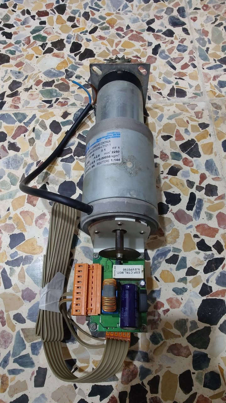 محرك تيار مستمر DC
✅ إيطالي (DAGU) مع كارت تحكم وحساس حركة (Encoder).
​المواصفات :
​نوع المحرك: DC Motor ذو مغناطيس دائم (سلكين مباشرين).
​جهد التشغيل: 24 فولت تيار مستمر (يعمل مباشرة على بطاريات أو باور سبلاي ).
​القدرة: 40 واط (يصل سحبه إلى 8 أمبير كحد أقصى عند الحمل العالي).
​نسبة التخفيض: 1:144 (توازن ممتاز جداً بين السرعة الواضحة والعزم القوي).
​الملحقات الذكية: مزود بقرص تشفير ضوئي (Optical Encoder) وكارت إلكتروني لقراءة وضبط السرعة وعدد الدورات بدقة.
​✅ الاستخدامات: مثالي لمشاريع الروبوتات الذكية، سيور نقل البضائع المتوسطة، آلات التعبئة والتغليف، منظومات الأتمتة (Automation)، أو أي مشروع يتطلب التحكم الدقيق بالسرعة والموقع عبر البرمجة (مثل الأردوينو).
❌ المحرك مستخدم نظيف جدا كما مبين في الصور ❌
⚠️ تم فحص المحرك وهو يعمل بصورة جيدة جدا وبدون اي مشاكل⚠️
✅ يتم البيع لاعلى سعر ، للاستفسار ارسل رسالة ✅
✅ للمهتمين سيتم ارسال فيديو مصور لتشغيل وفحص المحرك


**إذا كنت صاحب هذا الإعلان وتريد حذفه لأي سبب، رجاءا أرسل رسالة إلى الدعم الفني**