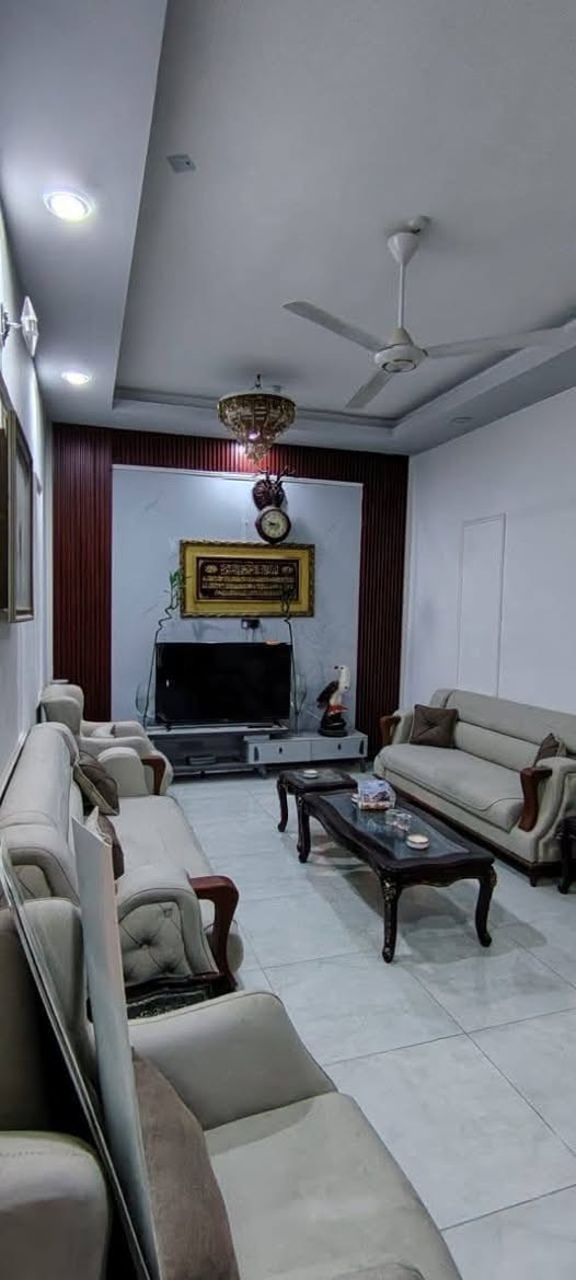 اعلان 
 بيت بالعصافير  مساحه 150م 
طابقين 
ط 1 يتكون من غرفتين وصاله ومطبخ واستقبال 

وصحيات داخليه وخارجيه 
ط 2 يتكون من غرفتين وصاله وصحيات 

بسعر 155 مع المجال 
  تفاصيل اكثر الاتصال مراجعه مكتب الساعي للعقار 
او الاتصال بالارقام التاليه 
***********
***********
***********
عنوان المكتب سايدين حي الشرطه مقابيل اسواق ريتاج 🧿
