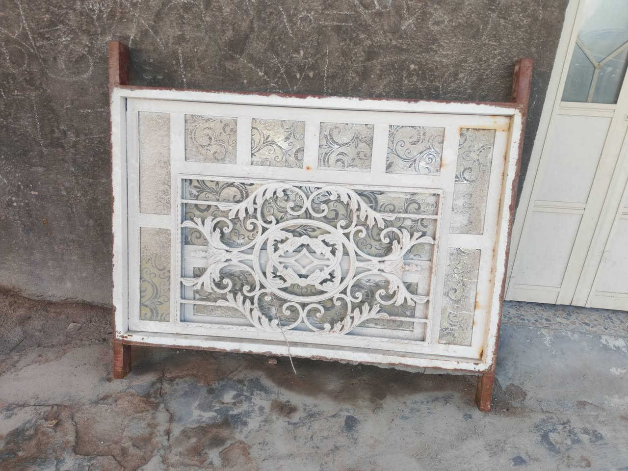 باب طلاكه وربع قياس متر وربع شغل درجه اولى جنل مو شخاط سعره ١٥٠ ألف وشباك قياس متر بمتر وربع سعره ٧٥ ***********
