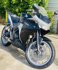 Honda cbr 250R للبيع فقط موديل ١٥ نظيفة كلش و ممتعبها  ماشية ١٩٥٠٠  او...