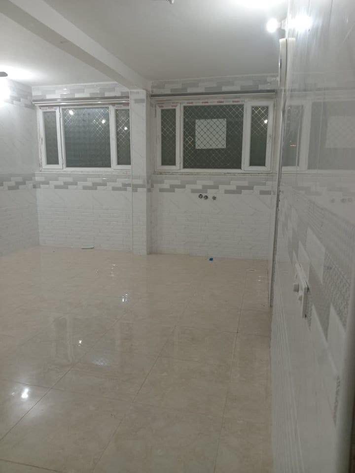 سلام عليكم 
بيت للإيجار حي البلدية مقابل التربية 
مساحه ١٠٠ طابقان الأرضي صاله كبير  والطابق الثاني يحتوي على غرفتين نوم وصاله وحمام ومطبخ وسطح 
للاستفسار ***********
