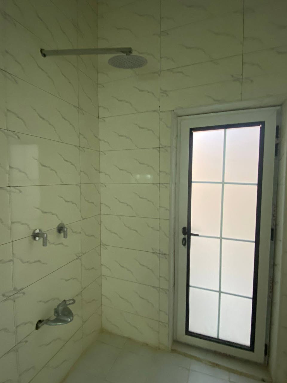 بيت للبيع زراعي سديناويه قرب الدله  عالشارع السايدين مقابل مدرسة بغداد بالفرع شارع ال عبود سعره ب125قفل مابيه مجال  الطابق الاول غرفتين مطبخ بارد مطبخ حار صحيات 2 مدخل  استقبال 6مترات في 4 صاله 7مترات في 4 منور الطابق الثاني غرفه 6مترات في 4 وغرفه 5في 4 وصاله وصحيات عوزهن سيراميك فقط وسطح *********** لانتعامل مع المكاتب او عن طريق المكاتب
