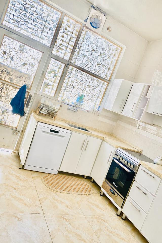 السلام عليكم بيت ١٥٠ زراعي
بالكرادة بناء حديث ومرتب 
غرفة نوم واستقبال كبير وصالة ومطبخ وصحيات داخلية وخارجية وبيتونه
يباع مع الكاونتر
السعر مناسب جدا *********** صاحب البيت
