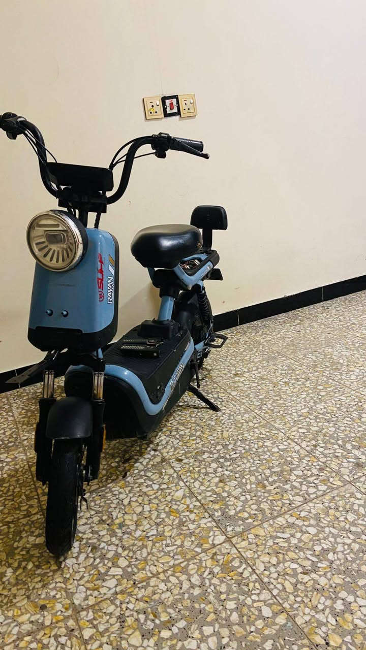 سلام وعليكم عندي دراجه  حجم 14 مستخدمه قليل يعني سنه شغاله يحتاجله بس بطاريات و جوزه عقل شغال رايده 150 و بيه مجال بسيط رقم الهاتف واتساب ***********
