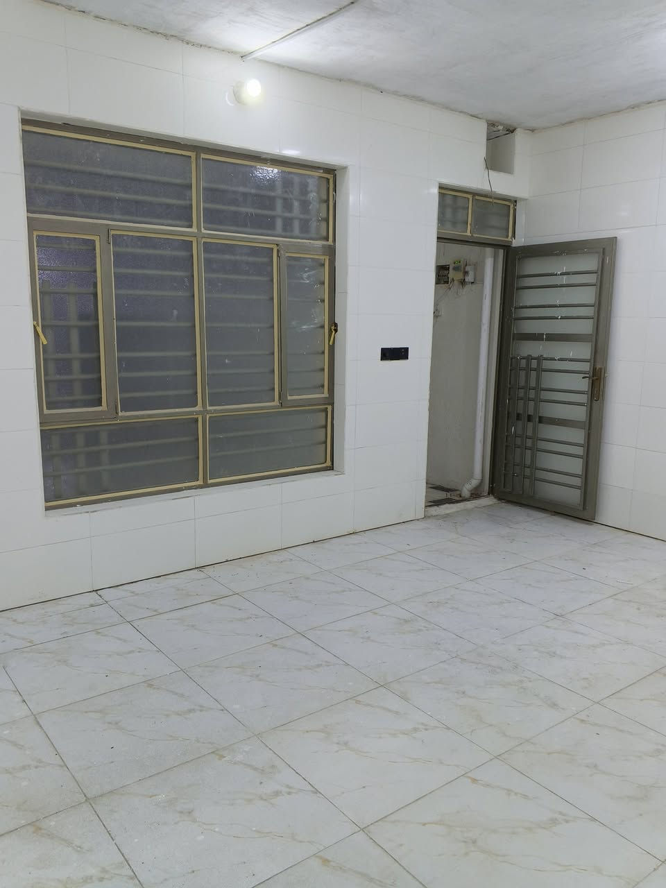 دار 200 متر للبيع مطلوب مبادرة تم تسديد سنة وشهرين من القسط الشهري تدفع مقدمة 60 والباقي تسديد شهري للمصرف العقاري شهريا 438 الف  عنوان الدار حي الحوراء الثالثة المربع الذهبي بالخدمات للاستفسار الاتصال على الرقم ***********
