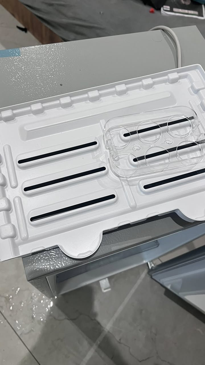 عليكم ثلاجه للبيع هاي ثلاجة صغيرة نوع EPIC plus وتعتبر Mini Fridge
مناسبة للغرفة أو المكتب.
ومن الستيكر الظاهر عليها هاي أهم المواصفات:
* السعة تقريبًا: 91 لتر
* حجم التبريد: حوالي 90 لتر
* بيها فريزر صغير جدًا بالأعلى
* استهلاك الكهرباء السنوي: kWh 190
* مستوى الضوضاء: dB 42 يعني هادئة نسبيًا
* تصنيف الطاقة: B
* الغاز المستخدم: غالبًا R600a الاقتصادي
* التبريد: تبريد مباشر (دفروست عادي)
* التحكم بالحرارة: يدوي
* باب قابل للتبديل يمين/يسار غالبًا
* اللون: فضي
ومن حجمها الظاهر:
تقريبًا ارتفاعها بين 80-85 سم وعرضها حوالي 45-50 سم جديده مستعمله سبوعين فقط كامل ملحقاتها وكارتونتها موجوده
الرقم:
0786 443 6008
بغداد سيديه
سعرها 85وبيها مجال
