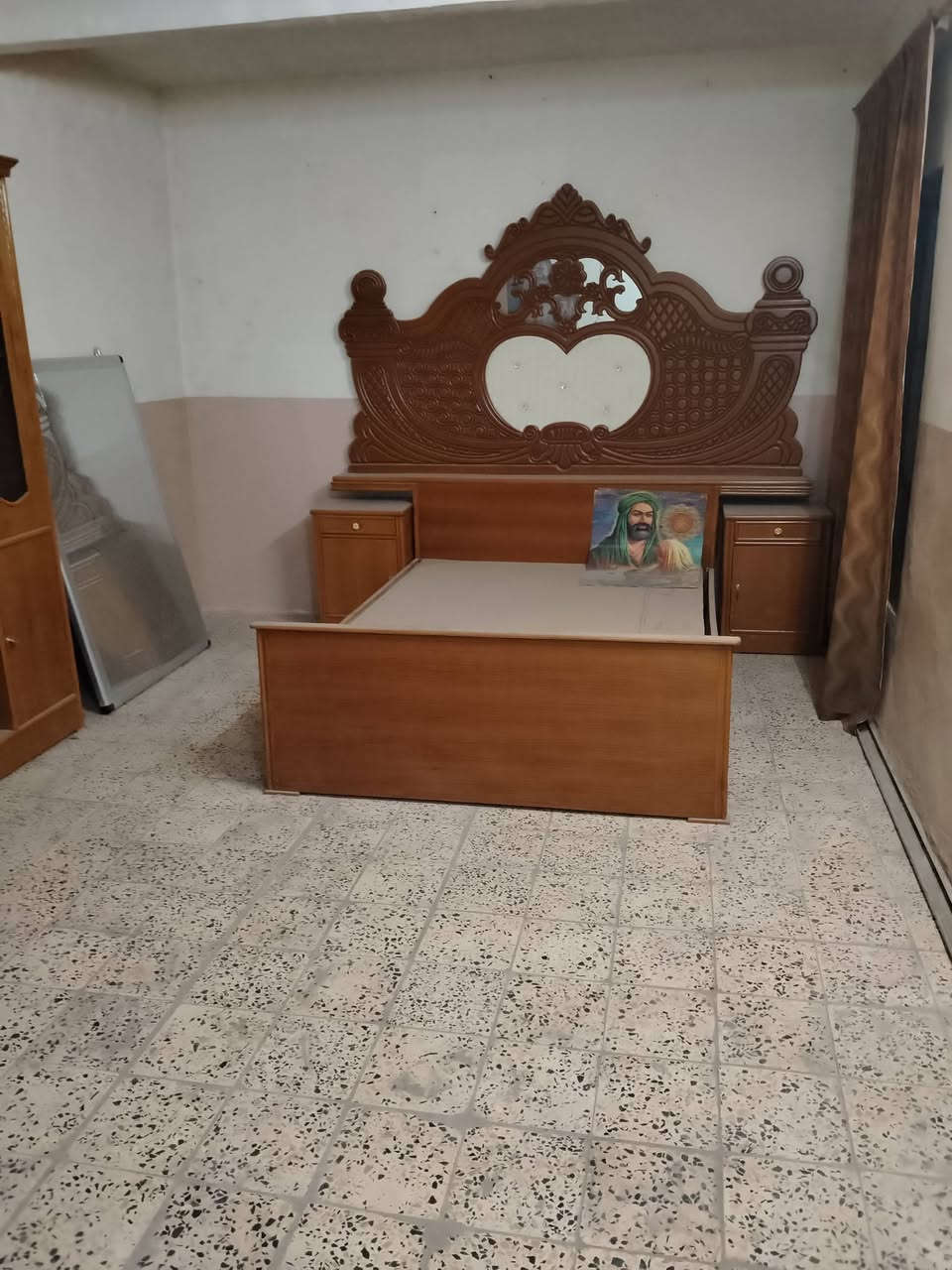 سلام عليكم غرفه اخشاب جديده مامستعمله ولا يوم للبيع للاستفسار الاتصال على الرقم ***********
